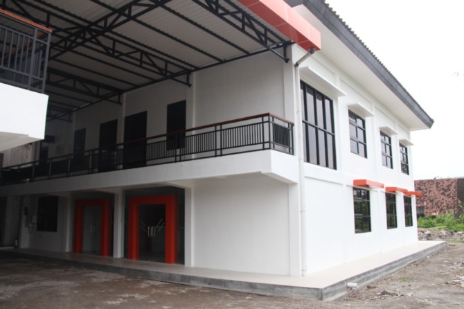 TAHAP PERTAMA: Rehabilitasi dua bangunan di kawasan belakang bekas Plaza Ngawi rampung Jumat lalu. (ASEP SYAEFUL BACHRI/JAWA POS RADAR NGAWI)