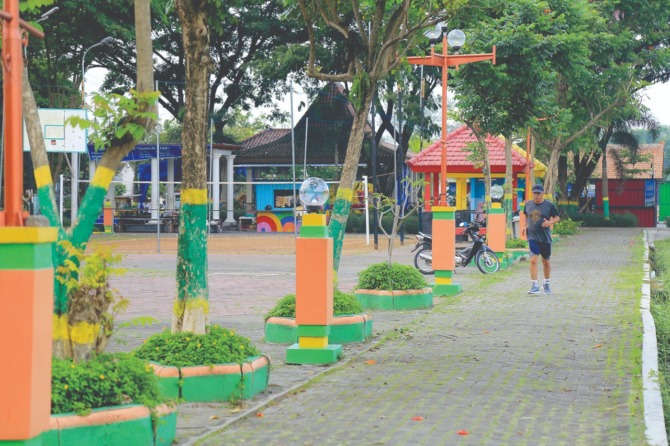 ELOK: RTH Kanigoro kerap dimanfaatkan masyarakat untuk rekreasi dan olahraga. (BAGAS BIMANTARA/JAWA POS RADAR MADIUN)