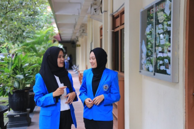 MELEJIT: Dua mahasiswi salah satu kampus sedang beraktivitas. IPM Kota Madiun tahun ini masuk kategori sangat tinggi. (BAGAS BIMANTARA/JAWA POS RADAR MADIUN)