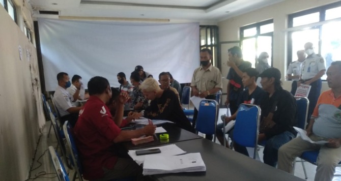 TIGA BULAN: Sejumlah pelaku usaha jasa transportasi menerima bantuan sosial dari Dishub Jatim, Selasa (20/12). (RAHMA DWI LESTARI/JAWA POS RADAR MADIUN)