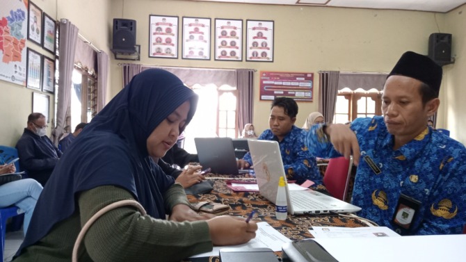 MENUJU PEMILU 2024: Sejumlah pendaftar melengkapi berkas rekrutmen PPK di KPU Magetan. (NUR CAHYONO/JAWA POS RADAR MAGETAN)