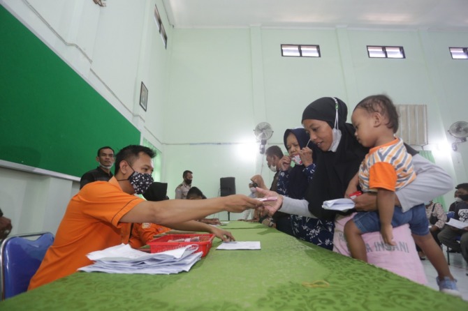 KOMPENSASI: Sejumlah warga Kota Madiun saat mengambil BSU di kantor kelurahan beberapa waktu lalu. (BAGAS BIMANTARA/JAWA POS RADAR MADIUN)