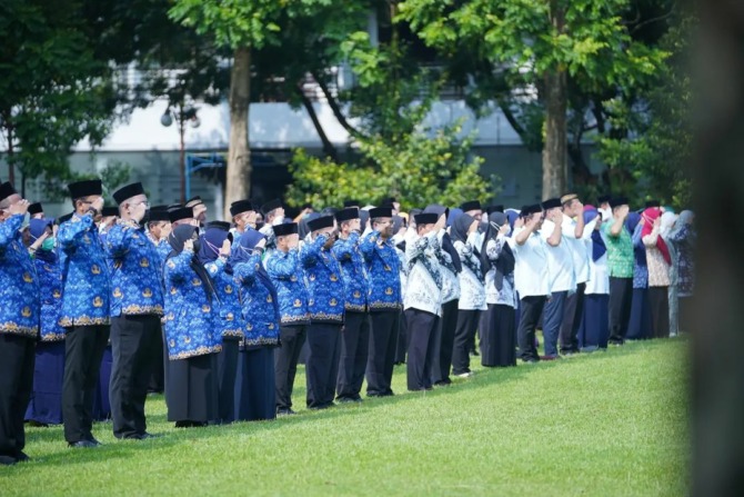 PERINGATAN: Bupati Pacitan Indrata Nur Bayuaji memimpin upacara dalam rangka peringatan HUT Korpri ke-51 di halaman pendapa pemkab, Senin (5/12). (PROKOPIM FOR JAWA POS RADAR PACITAN)