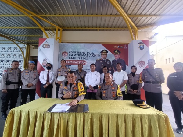 ANLISIS DAN EVALUASI: Kapolres Pacitan AKBP Wilda Alberd beserta jajaran menggelar rilis akhir tahun, Jumat (30/12). (SUGENG DWI N./JAWA POS RADAR PACITAN)