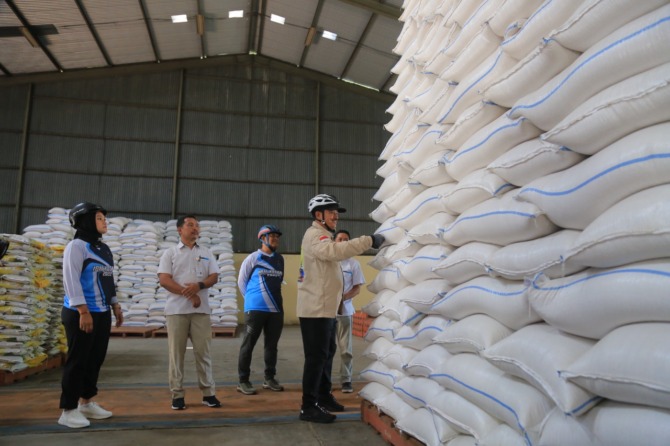 DIKLAIM AMAN: Wali Kota Madiun Maidi bersama rombongan mengecek ketersediaan beras di gudang Bulog setempat, Senin (20/12). (BAGAS BIMANTARA/JAWA POS RADAR MADIUN)