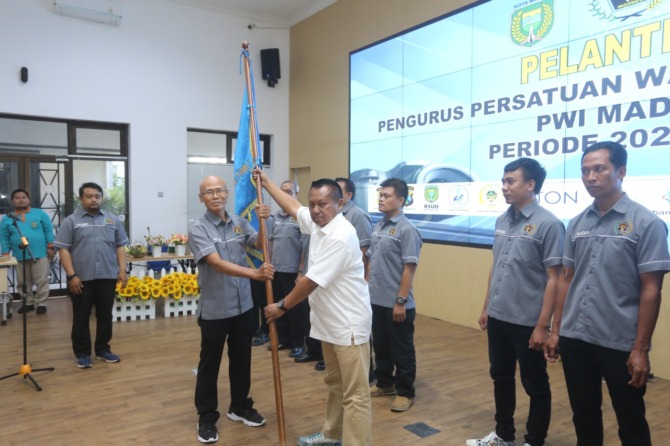 WAJAH LAMA: Ketua dan pengurus PWI Madiun periode 2022-2025 dikukuhkan di gedung GCIO, Jumat (9/12). (BAGAS BIMANTARA/JAWA POS RADAR MADIUN)