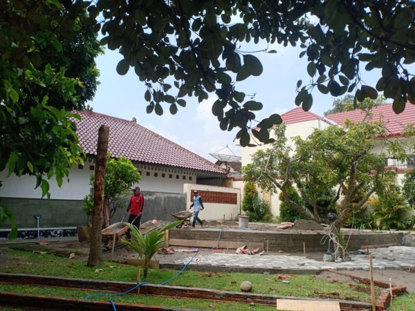 SELESAI AKHIR TAHUN: Suasana pembangunan taman di kawasan Pendapa Surya Graha. (APRILITA SARI/JAWA POS RADAR MAGETAN)