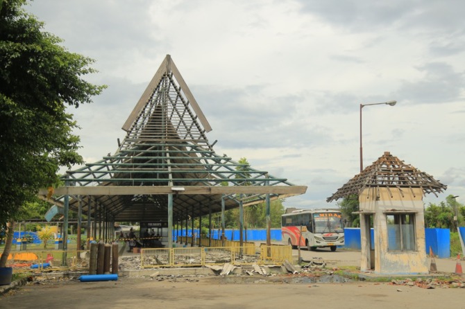 REVITALISASI: Salah satu bangunan Terminal Bus Tipe A Purboyo Kota Madiun yang mulai dibongkar, Jumat (16/12). (BAGAS BIMANTARA/JAWA POS RADAR MADIUN)