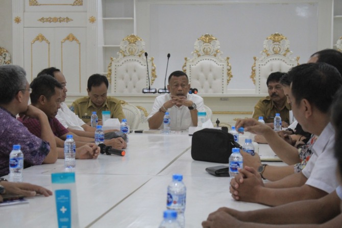GAS POL: Bupati Ponorogo Sugiri Sancoko bersama jajaran mengundang PT Widya Satria, pemenang lelang proyek Monumen Reog dan Museum Peradaban dalam rapat koordinasi di Ruang Bantarangin, Selasa (13/12). (AJI PUTRA/JAWA POS RADAR PONOROGO)