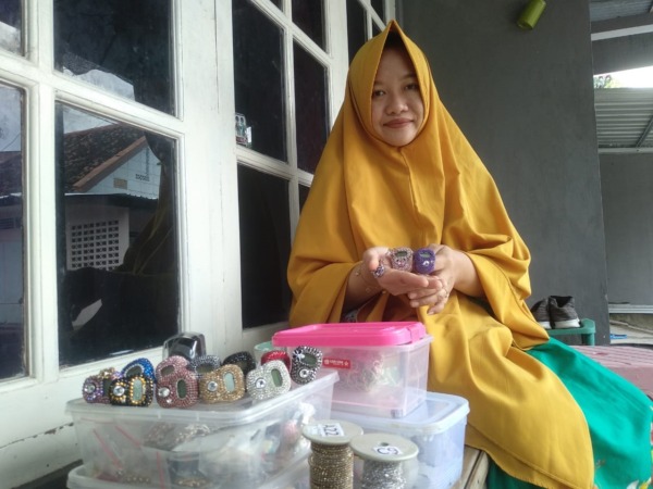 INOVATIF: Intan Purbawati menunjukkan tasbih digital hias buatannya. (RAHMA DWI LESTARI/JAWA POS RADAR MADIUN)