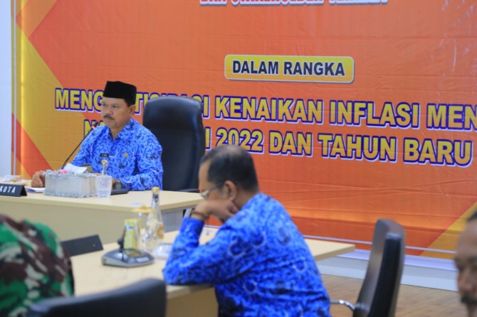 BAHAS INFLASI: Wali Kota Madiun Maidi memimpin rakor bersama forkopimda dan stakehodler di gedung GCIO, Senin (19/12). (BAGAS BIMANTARA/JAWA POS RADAR MADIUN)