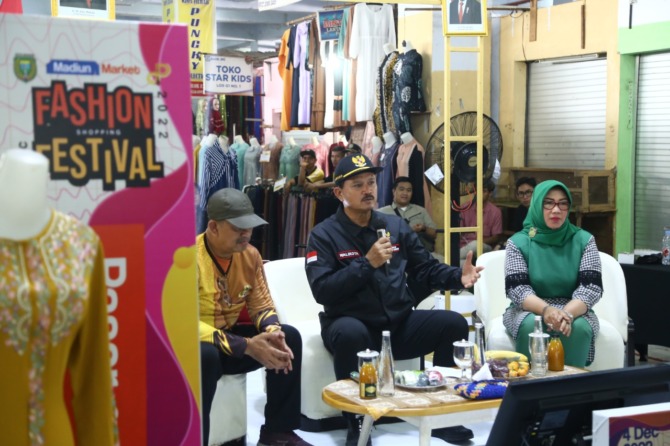 PERDAGANGAN: Wali Kota Maidi berdialog dengan para pedagang di lantai 2 PBM dalam acara Madiun Market Fashion Shopping Festival, Minggu (4/12). (BAGAS BIMANTARA/JAWA POS RADAR MADIUN)