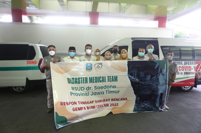 PEMBERANGKATAN: Wakil Direktur Pelayanan Medik dan Keperawatan dr Siwi Mardiati saat memberikan pengarahan pada tim tanggap darurat yang akan berangkat ke Kabupaten Cianjur kemarin (5/12). (BAGAS BIMANTARA/JAWA POS RADAR MADIUN)
