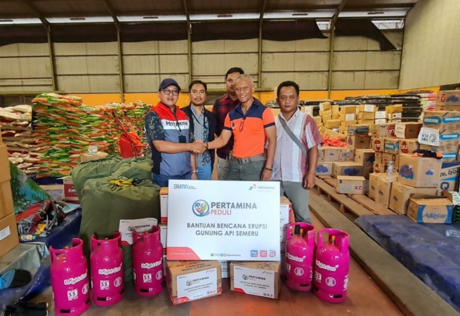 PEDULI: Pertamina menyerahkan bantuan kepada korban terdampak erupsi Gunung Semeru. (ISTIMEWA)