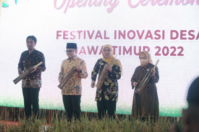 INOVASI: Menpan RB Abdullah Azwar Anas didampingi Gubernur Jatim Khofifah Indar Parawansa, Deputi Bidang Pelayanan Publik Diah Natalisa dan Bupati Madiun Ahmad Dawami saat membuka Festival Inovasi Desa Jatim 2022 secara resmi.(TEGAR RUKMANA/RADAR MADIUN)