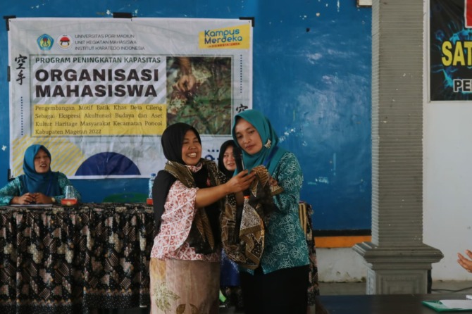 KREATIF: Mahasiswa yang juga anggota UKM Inkai Unipma memberikan pelatihan membuat batik Karangwungu bersama anggota PKK Desa Cileng, Kecamatan Poncol, Magetan. (ISTIMEWA)