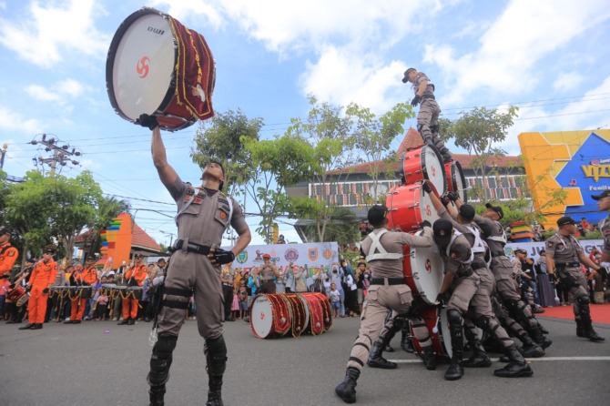MEMUKAU: Aksi Korps Drumband Cendrawasih Taruna Akademi Polisi (Akpol) di Parade Nusantara, Sabtu (10/12). (BAGAS BIMANTARA/JAWA POS RADAR MADIUN)