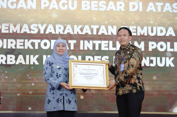 PRESTASI: Gubernur Jatim Khofifah Indar Parawansa menyerahkan piagam penghargaan Kinerja Pelaksanaan Anggaran (IKPA) 2022 kategori pagu besar dengan predikat satuan kerja terbaik I kepada Kalapas Pemuda Madiun Ardian Nova Christiawan di Gedung Negara Grah