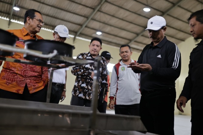UNGGULAN: Mesin produksi di pabrik pengolah porang menjadi beras shirataki diuji coba kemarin (30/12). (BAGAS BIMANTARA/JAWA POS RADAR MADIUN)