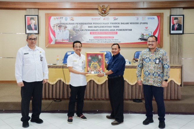 APRESIASI: Penyerahan cenderamata dari Pemkab Ponorogo kepada Bimakom atas apresiasi penyelenggaraan sosialisasi P3DN dan Implementasi TKDN. (BIMAKOM FOR JAWA POS RADAR MADIUN)