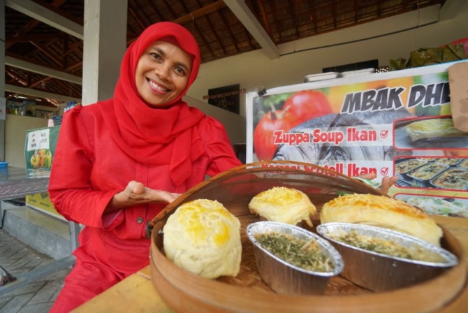 INOVATIF: Diah Indarti menunjukkan zuppa soup hasil olahannya. (ISTIMEWA)