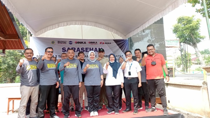 KOMITMEN: Kepala SMK PSM 2 Takeran Katam Aries Munandar (tiga dari kiri) didampingi Kacabdindik Wilayah Ponorogo-Magetan Lena (tengah) serta perwakilan mitra industri foto bersama usai sarasehan, kemarin (13/12). (ERIC WIBOWO/JAWA POS RADAR MAGETAN)