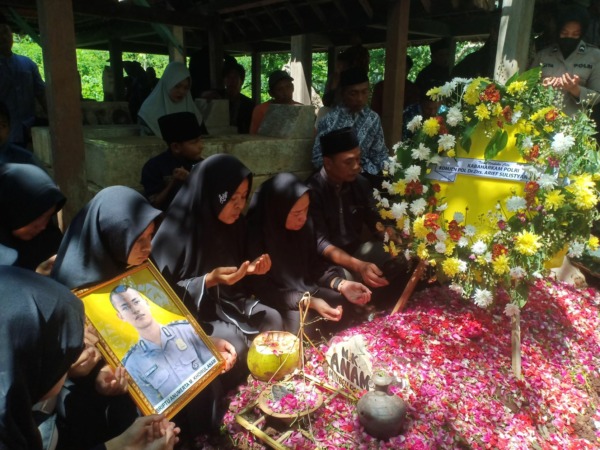 IKHLAS: Keluarga, anggota Polri, dan masyarakat mengantar Briptu (Anumerta) Anam ke peristirahatan terakhir, kemarin (1/12).(APRILITA SARI/JAWA POS RADAR MAGETAN)