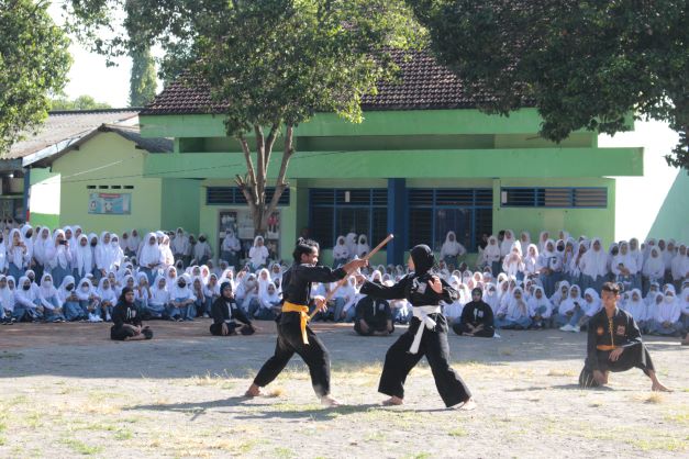 UNJUK BAKAT: Siswa SMKN 2 Madiun unjuk prestasi melalui class meeting. (NAJWA MAULIDIA/RADAR MADIUN)