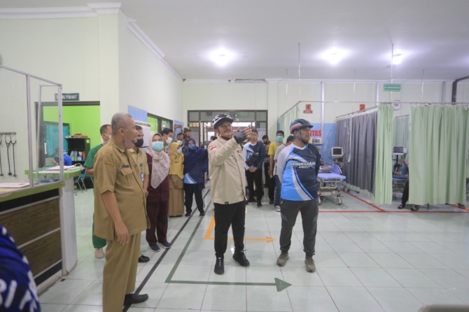 SIAP-SIAGA: Wali Kota Maidi meninjau pelayanan kesehatan di RSUD Kota Madiun dalam sidaknya, Senin (20/12). (BAGAS BIMANTARA/JAWA POS RADAR MADIUN)