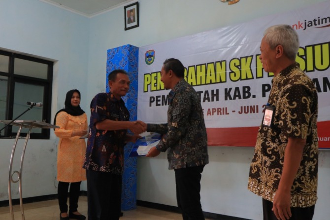 PURNA TUGAS: Bupati Pacitan Indrata Nur Bayuaji menyerahkan SK kepada Kepala Dinas Perikanan Supomo yang tahun ini memasuki masa pensiun, Kamis (19/1). (SUGENG DWI N./RADAR PACITAN)