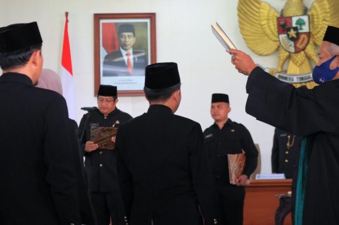 DILANTIK: Seratusan guru diangkat dan dilantik menjadi kepala sekolah di pendapa pemkab Pacitan, Selasa (10/1). (SUGENG DWI N./JAWA POS RADAR PACITAN)