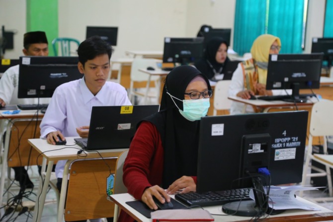 SELEKSI: Calon PPS Kota Madiun saat ikuti CAT. (BAGAS BIMANTARA/JAWA POS RADAR MADIUN)