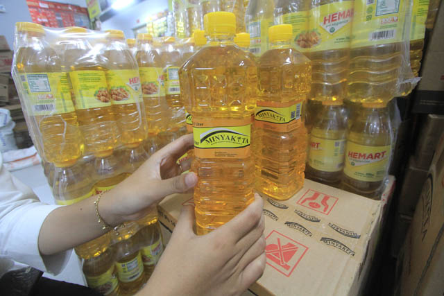 STOK MENIPIS: Pedagang mengeluhkan harga Minyakita yang terus melambung dan pasokannya kian sulit. (DOK. RADAR MADIUN)