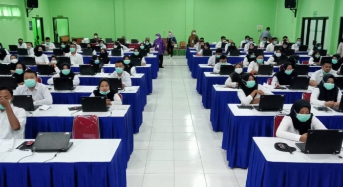 CAT: Para peserta seleksi calon PPPK untuk formasi tenaga kesehatan saat mengikuti tes komputer di Ponorogo beberapa waktu lalu. (BKPPD UNTUK RADAR PACITAN)