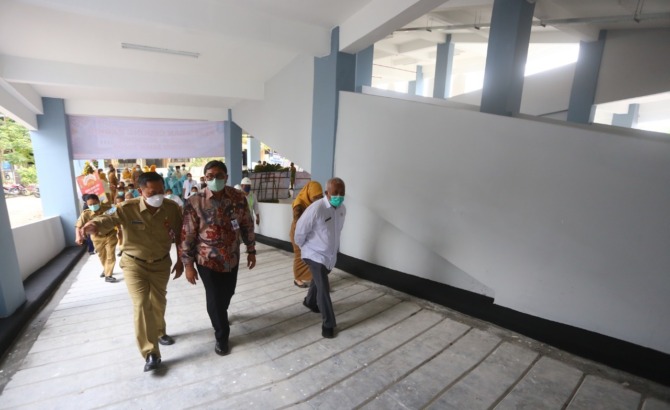 REPRESENTATIF: Direktur RSUD dr Soedono Tauhid Islamy meninjau gedung parkir lima lantai di Jalan Sumbawa yang diresmikan, Selasa (10/1). (BAGAS BIMANTARA/JAWA POS RADAR MADIUN)