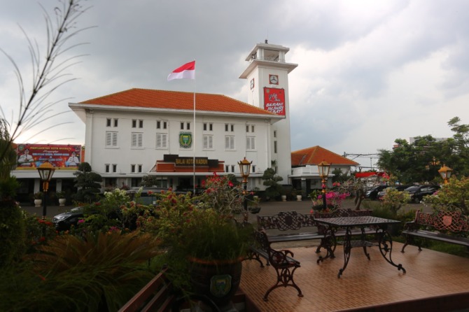 PENINGGALAN SEJARAH: Lorong bawah tanah kuno yang ditengarai peninggalan era kolonial Belanda ditemukan mulai dari kantor bakorwil hingga balai Kota Madiun. Pemkot Madiun berencana menelusuri keberadaannya. (ILUSTRASI/BAGAS BIMANTARA/JAWA POS RADAR MADIUN