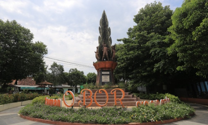 MENCOLOK: Keberadaan Taman Obor mudah diketahui lantaran terdapat monumen ikonik di tengahnya. (BAGAS BIMANTARA/JAWA POS RADAR MADIUN)