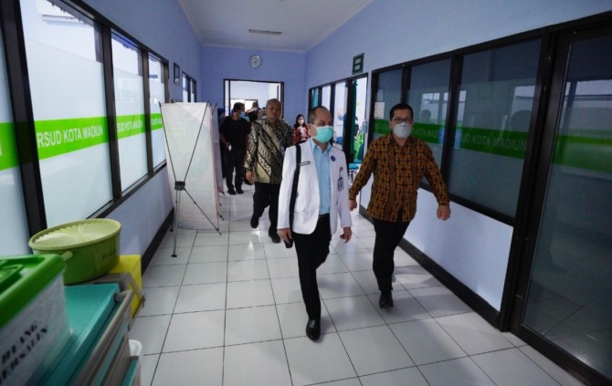 JADI JUJUKAN: Deputi BKKBN Rizal Martha Damanik meninjau kesiapan RSUD Kota Madiun yang akan dikunjungi delegasi Republik Kenya, Jumat (13/1). (BAGAS BIMANTARA/JAWA POS RADAR MADIUN)