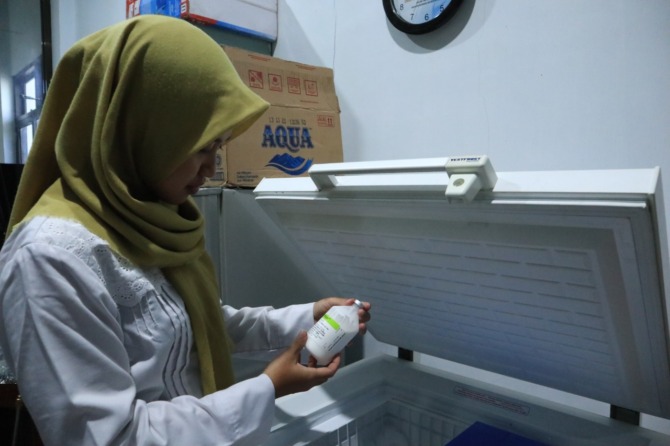 BASMI: Petugas dari DKPP Pacitan memeriksa stok vaksin PMK yang disimpan dalam lemari pendingin. (DOK RADAR PACITAN)