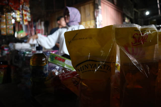 MAHAL: Harga jual Minyak Kita dipasaran melambung di atas eceren tertinggi. (SUGENG DWI N./RADAR PACITAN)