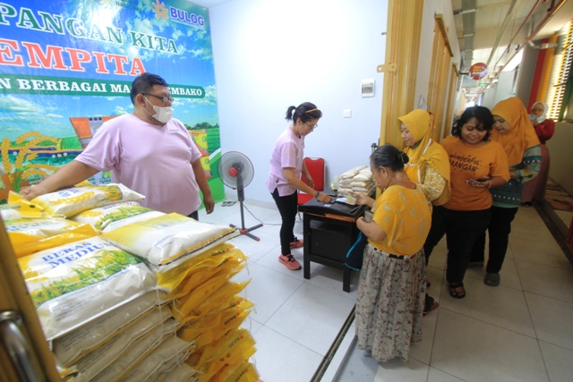OPERASI PASAR: Bulog Ponorogo menggelontor 1,5 ton beras murah setiap harinya. (AJI PUTRA/JAWA POS RADAR PONOROGO)