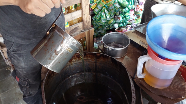 MAHAL: Harga migor curah dan beras di pasaran mengalami kenaikan. (DIAN RAHAYU/JAWA POS RADAR MADIUN)