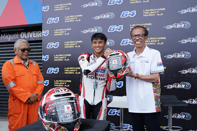 LAUNCHING: Mario Suryo Aji memberikan helm untuk balapan Moto3 GP 2023 ke Bupati Magetan Suprawoto kemarin. (PROKOPIM UNTUK JAWA POS RADAR MAGETAN)