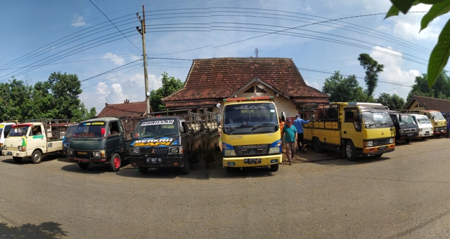 MITIGASI: BPBD Ponorogo menyiagakan personil di Pasar Hewan Jetis dan Somoroto guna melakukan sterilisasi tiap hari pasaran. (AJI PUTRA/JAWA POS RADAR PONOROGO)