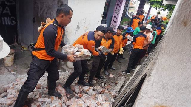 SUDAH UZUR: Fasilitas umum di Jalan Cenderawasih Gang Bangau, Nambangan Lor, Manguharjo, roboh, Sabtu (28/1). (ISTIMEWA)