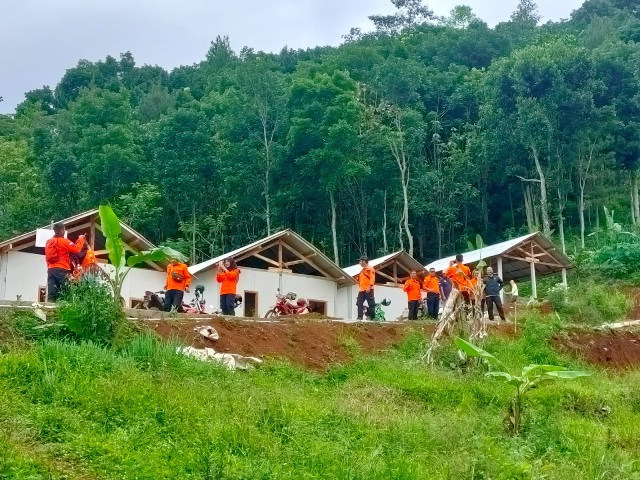 DARURAT: Pembangunan huntara di Dusun Sidomukti diperkirakan tuntas pertengahan bulan. (BPBD FOR JAWA POS RADAR PONOROGO)