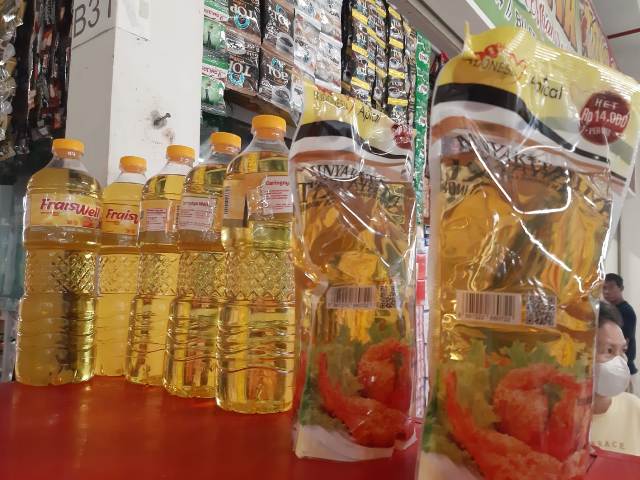 MAHAL: Harga minyak goreng kemasan MinyaKita di Pasar Besar Ngawi naik dalam sebulan terakhir. (ASEP SYAEFUL BACHRI/JAWA POS RADAR NGAWI)