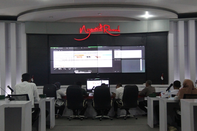 EVALUASI: Suasana rapat evaluasi penanganan PMK oleh Pemkab Ngawi dengan Satgas PMK Nasional secara virtual kemarin. (ASEP SYAEFUL BACHRI/JAWA POS RADAR NGAWI)