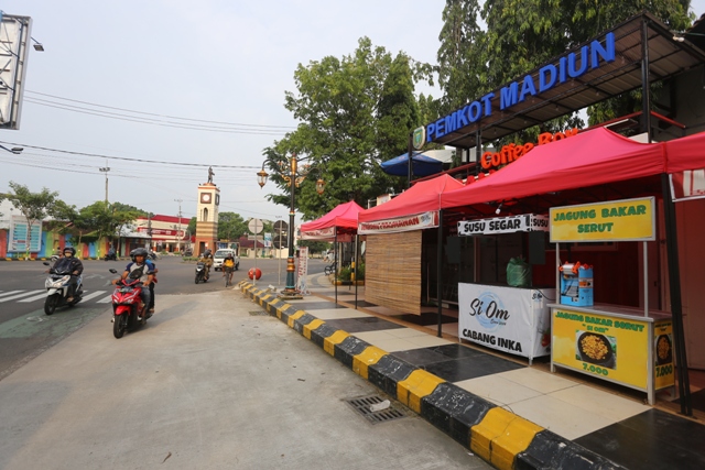 PENYEMPURNAAN: DPUPR Kota Madiun bakal membangun puluhan lapak kuliner di kawasan Jalan Rimba Darma yang dimulai Mei mendatang. (BAGAS BIMANTARA/JAWA POS RADAR MADIUN)