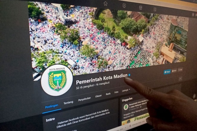 NGADAT: Facebook fanpage Pemkot Madiun sejak akhir tahun lalu tidak dapat diakses diskominfo. (BAGAS BIMANTARA/JAWA POS RADAR MADIUN)